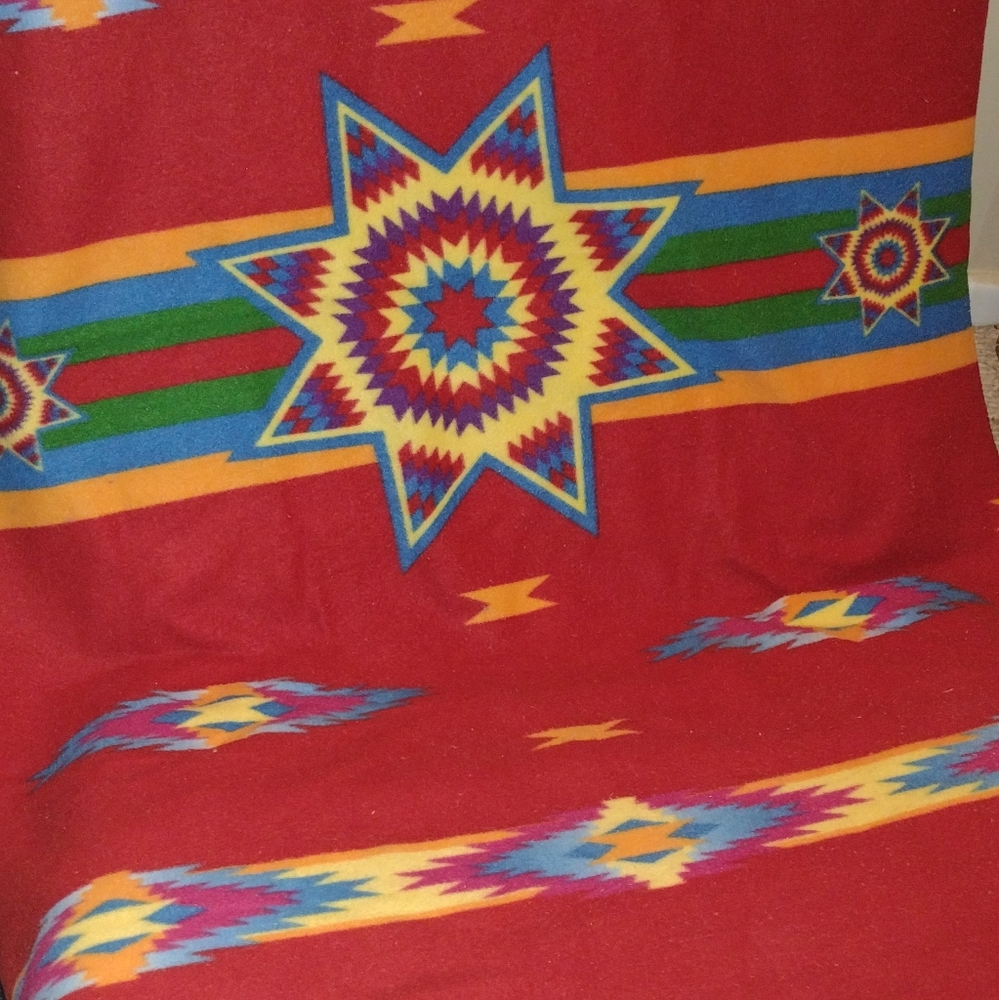 Polyester throw with design - Picture 4 of 8
